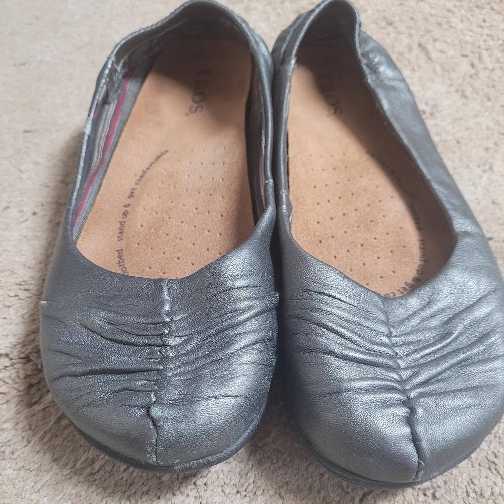 Taos Footwear Ruched Ballet Flats women's size 7 pewter comfort leather